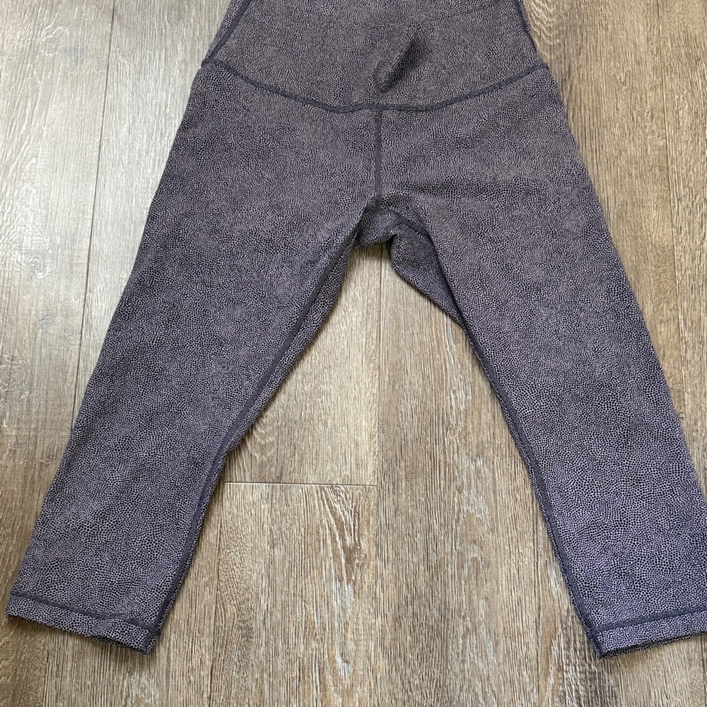 Lululemon Black and Purple Leggings Crop Capri size 10 Wunder Under Crop lll